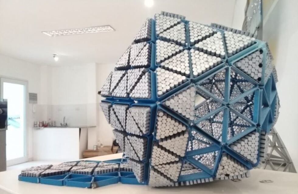La gota del desierto, una escultura sanjuanina realizada con más de 5 mil latas