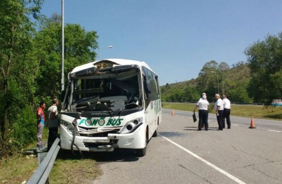 Pasajeros heridos al chocar un colectivo en la autopista hacia Carlos Paz