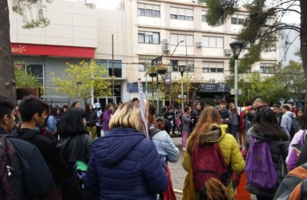 Estudiantes secundarios protestan en el CPE por problemas edilicios