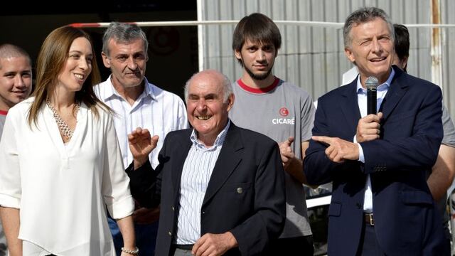 SAL01. SALADILLO (ARGENTINA), 20/03/2017.- Fotografu00eda cedida por la presidencia de Argentina, muestra al presidente argentino Mauricio Macri (d), habla junto al titular de la fu00e1brica Cicaru00e9 Augusto Cicaru00e9 (c) y la gobernadora de la provincia de Buenos Air