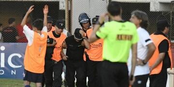 Hay preocupación en los clubes de fútbol rosarino por la suba de los costos de los adicionales de policía\u002E (Archivo)