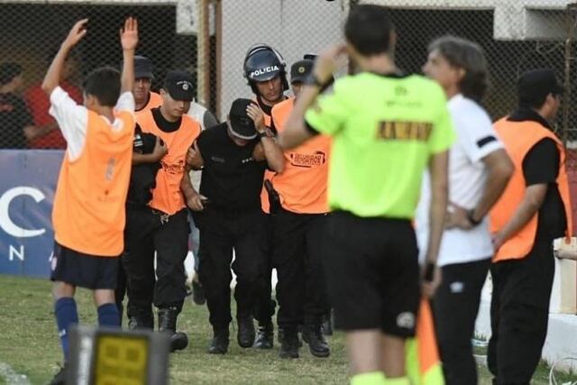 Hay preocupación en los clubes de fútbol rosarino por la suba de los costos de los adicionales de policía\u002E (Archivo)