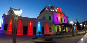 Un joven quiso saltar de un puente aledaño al Centro Cultural Municipal José La Vía en San Luis.