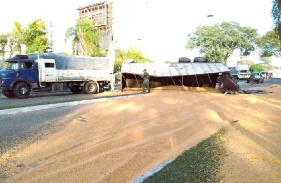 Volcó un camión de maíz en la bajada del Puente Interprovincial