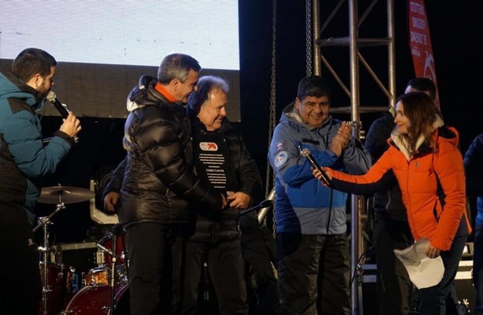 Se inauguró la temporada invernal con la tradicional bajada de antorchas del Cerro Castor