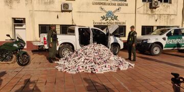 Una camioneta Toyota Hilux fue abandonada con cerca de 20 mil cigarrillos ilegales