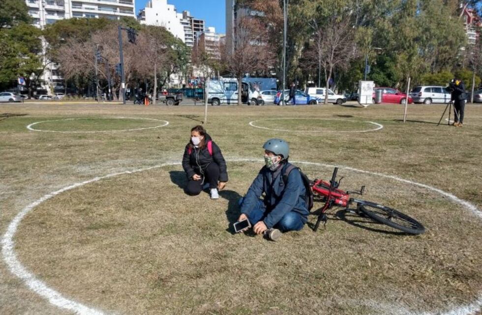 Parques de la costa central con círculos en el césped para hacer picnics con distanciamiento