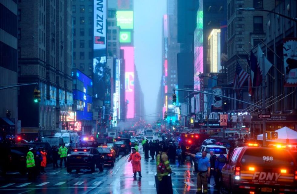 Así quedó el helicóptero que chocó contra un edificio en Nueva York