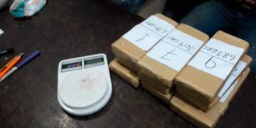 Los nueves paquetes en los que estaban distribuidos los 7 kilos de marihuana\u002E