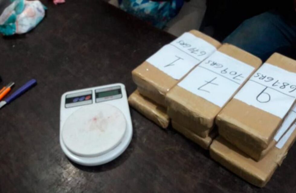 Tiraron 7 kilos de marihuana mientras eran perseguidos por la Policía