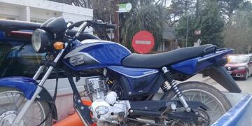 Anisacate: Un motociclista pasó línea amarilla, increpó a un Policía y armó un escándalo en la sede policial