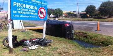 Choque entre moto y un Logan en Pueblo Esther
