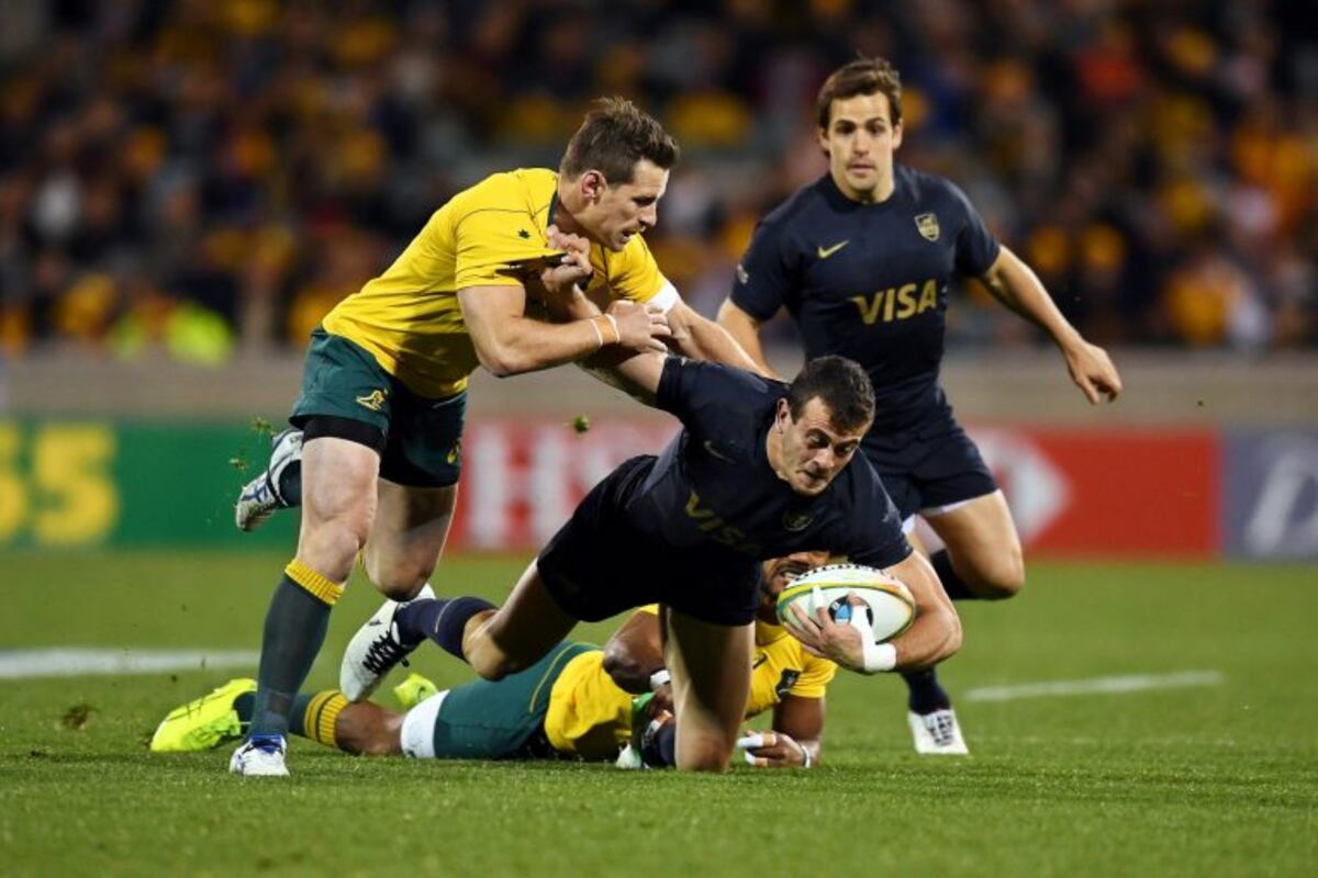 Canberra (Australia), 16/09/2017\u002E- Nicolas Sanchez (C) of Argentina is tackled by Bernard Foley (L) of the Wallabies during the Rugby Championship match between the Qantas Wallabies and the Argentina Pumas at GIO Stadium in Canberra, Australia, 16 September 2017\u002E EFE/EPA/LUKAS COCH AUSTRALIA AND NEW ZEALAND OUT australia Nicolas Sanchez campeonato torneo Rugby Championship 2017 rugby rugbiers partido seleccion australia Wallabies argentina los pumas