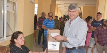 RIcardo Buryaile votó cerca de las once de la mañana en la escuela N° 396