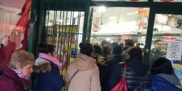 Los puntanos se agolparon en la tienda por las liquidaciones por cierre\u002E