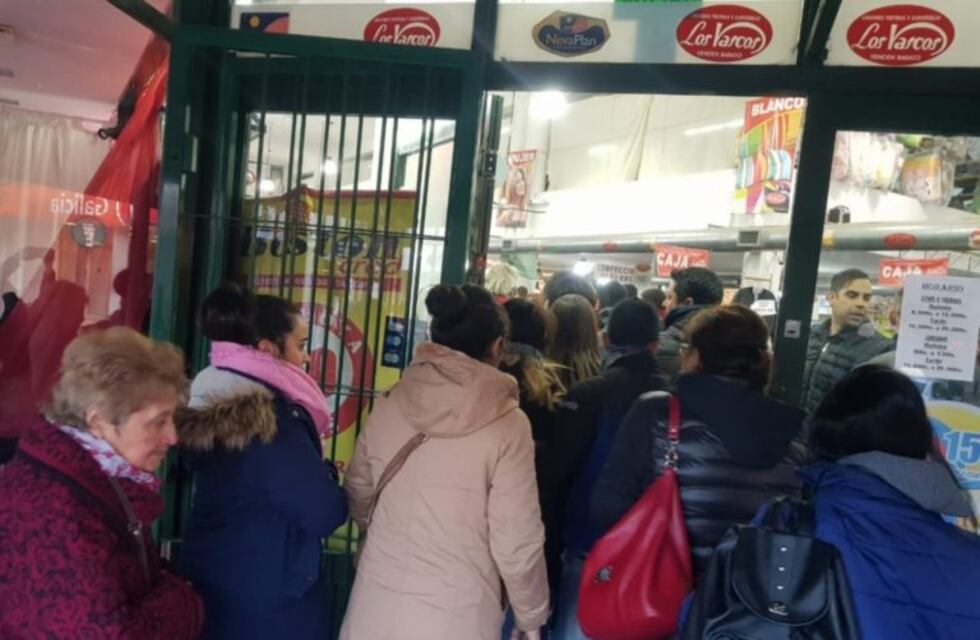 "Los Vascos" cierra sus puertas y la gente se agolpó por las liquidaciones