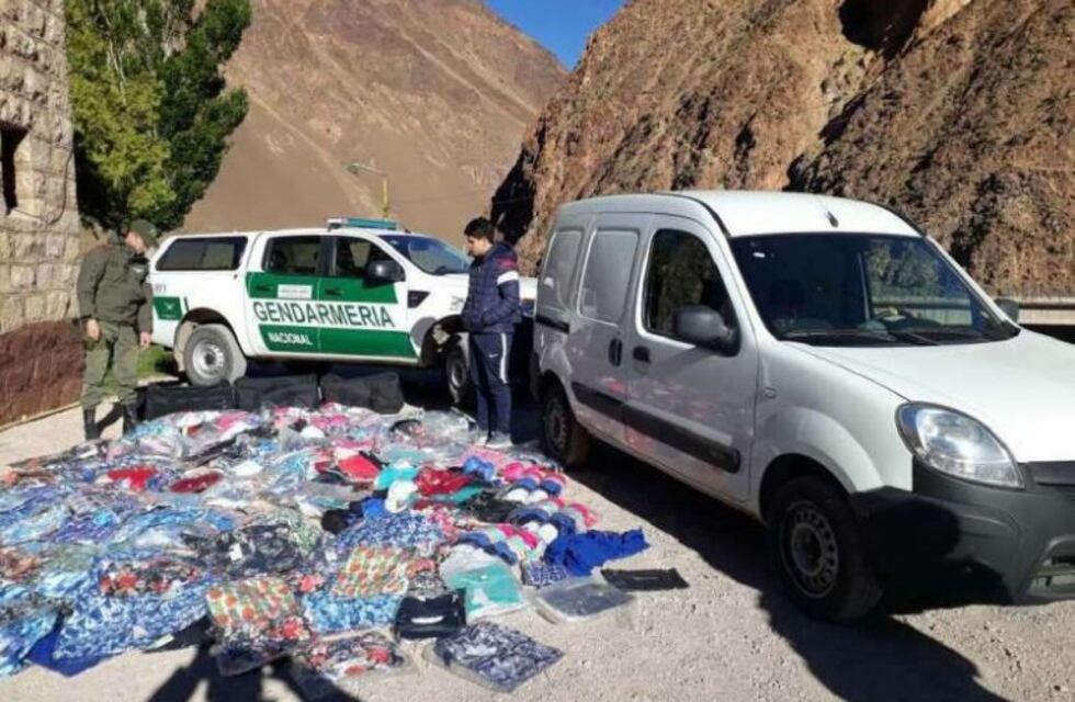 Dos policías detenidos por contrabando de ropa