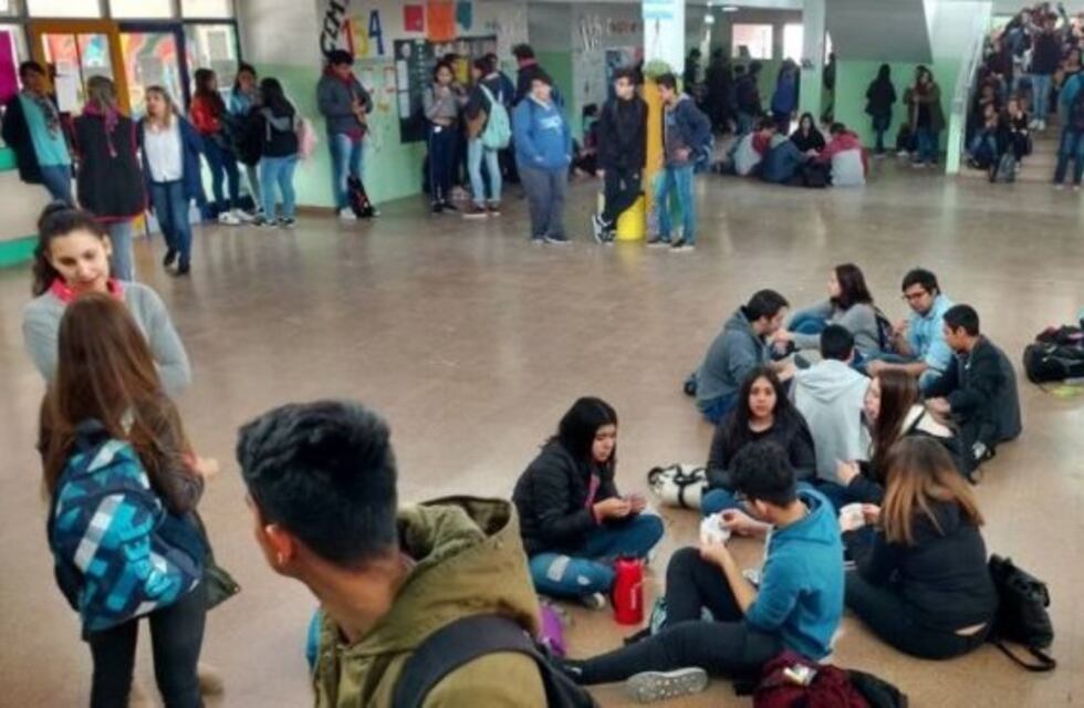 Alumnos de tres escuelas de Viedma reclamaron condiciones dignas