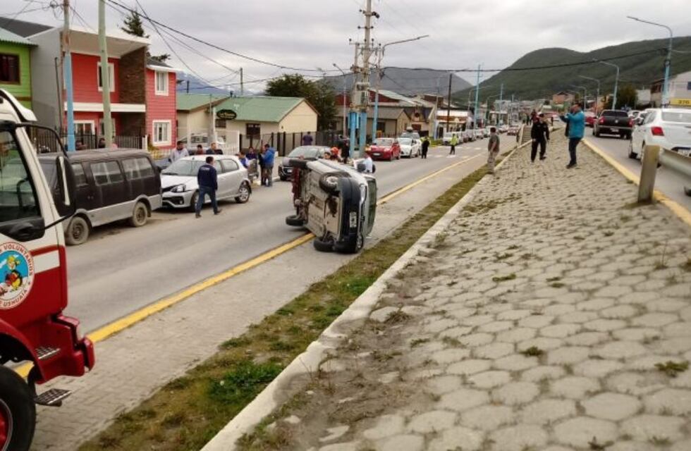 Choque y vuelco en calle Hernando de Magallanes