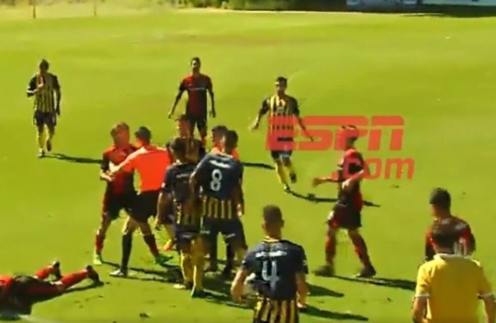 Jugadores de Central y Newell's se agarraron a trompadas en el clásico de Reserva
