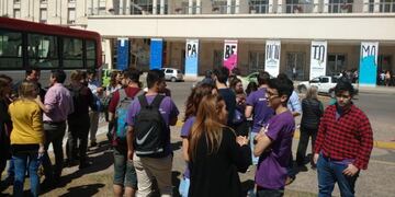 La sentada en el Pabellón Argentina es para protestar contra la toma\u002E