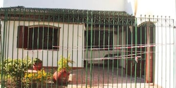 El supuesto asesino trepó la muralla, atacó con 40 puñaladas a la víctima e incendio la casa
