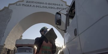 Camioneros aseguran que en Desaguadero los controles no son estrictos\u002E