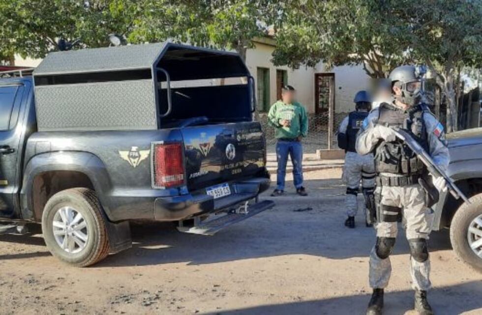 Estaban sentados en la vereda charlando, los detuvo la policía y uno tenía pedido de captura