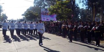 El desfiler es seguido por miles de personas en el Parque Aguirre\u002E