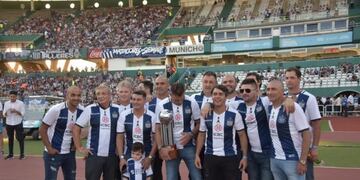 Julián Maidana, autor del gol inolvidable para la consagración, sostiene la copa rodeado por parte del plantel campeón\u002E