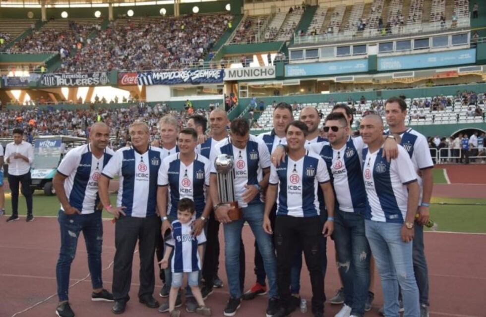 Los campeones de la Copa Conmebol, en un baño de cariño Albiazul