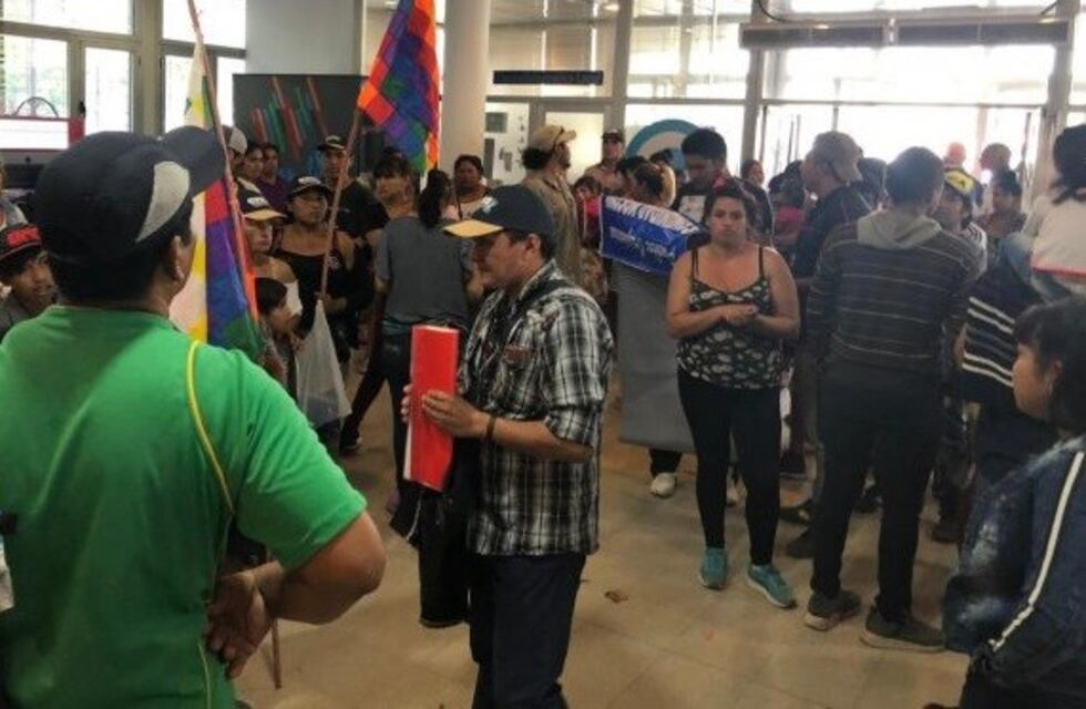 Representantes de los pueblos originarios tomaron el Centro de Distrito Oeste