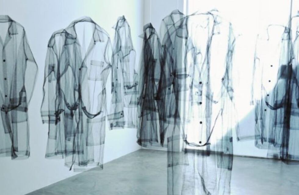 Futuro volátil: 22 artistas exhiben sus creaciones en una exposición en Casa Naranja