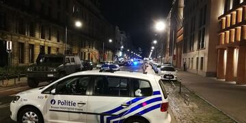 Una patrulla de policía custodia el sitio en que un hombre atacó a soldados con un cuchillo en Bruselas, Bélgica, el 25/08/2017\u002E \r\n(Vinculado al texto de dpa \