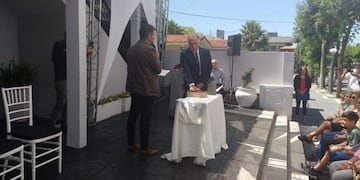 Momento en que el intendente Claudio Chavero toma juramento y comienza de esta manera su cuarto período al frente del municipio de Santa Rosa\u002E