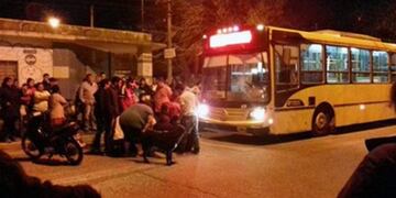 Un hombre tuvo que ser internado al ser atropellado por un colectivo en Villa Gobernador Gálvez\u002E (Desarrollo Zonal)
