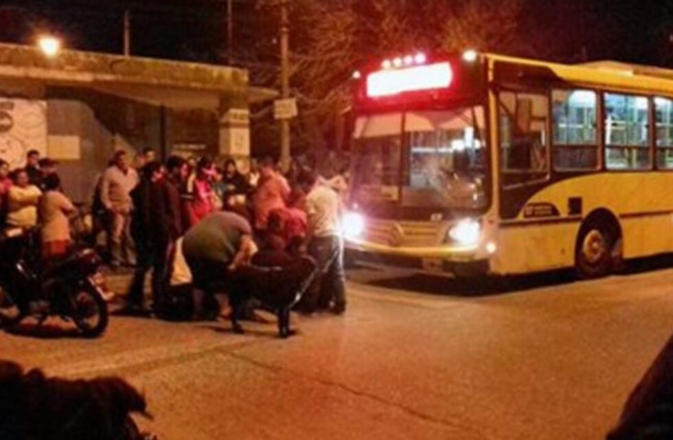 Colectivo arrolló a un hombre que resultó solo con lesiones leves