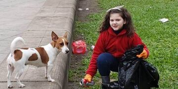 Tiene 7 años y juntó la basura de la plaza para cuidar el medio ambiente