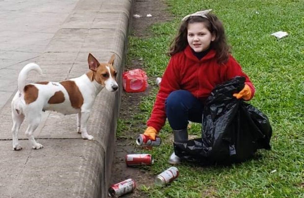 Tiene 7 años y juntó la basura de la plaza para cuidar el medio ambiente