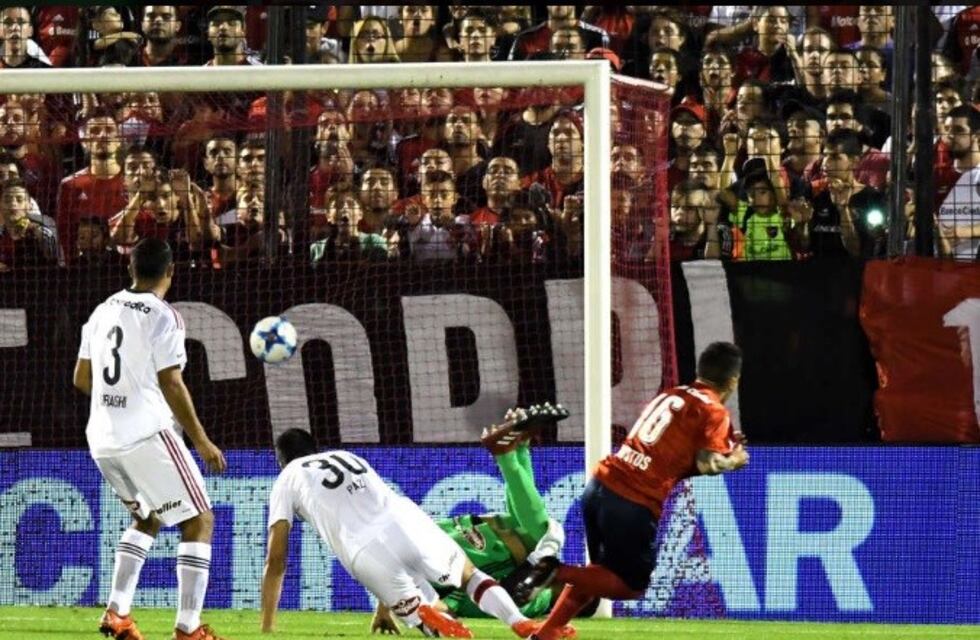Newell's fue goleado en casa por Independiente y cedió terreno en la pelea por el título