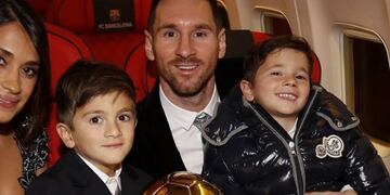 La familia posó con el trofeo antes del vuelo de regreso\u002E (@leomessi)