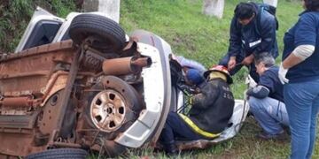 Una camioneta cayó al vacío en la Cascada de la Costanera\u002E (Foto: El Territorio)