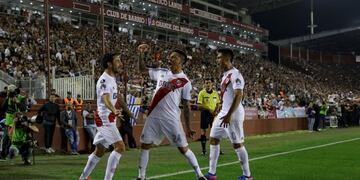 Argentina's River Plate Ignacio Scocco, left, celebrates scoring against Argentina's Lanus with teammates Enzo Perez, center, and Gonzalo Martinez during a semifinals Copa Libertadores soccer match in Buenos Aires, Argentina, Tuesday, Oct\u002E 31, 2017\u002E(AP Photo/Natacha Pisarenko) cancha de lanus ignacio scocco campeonato torneo copa libertadores 2017 futbol futbolistas partido lanus river plate