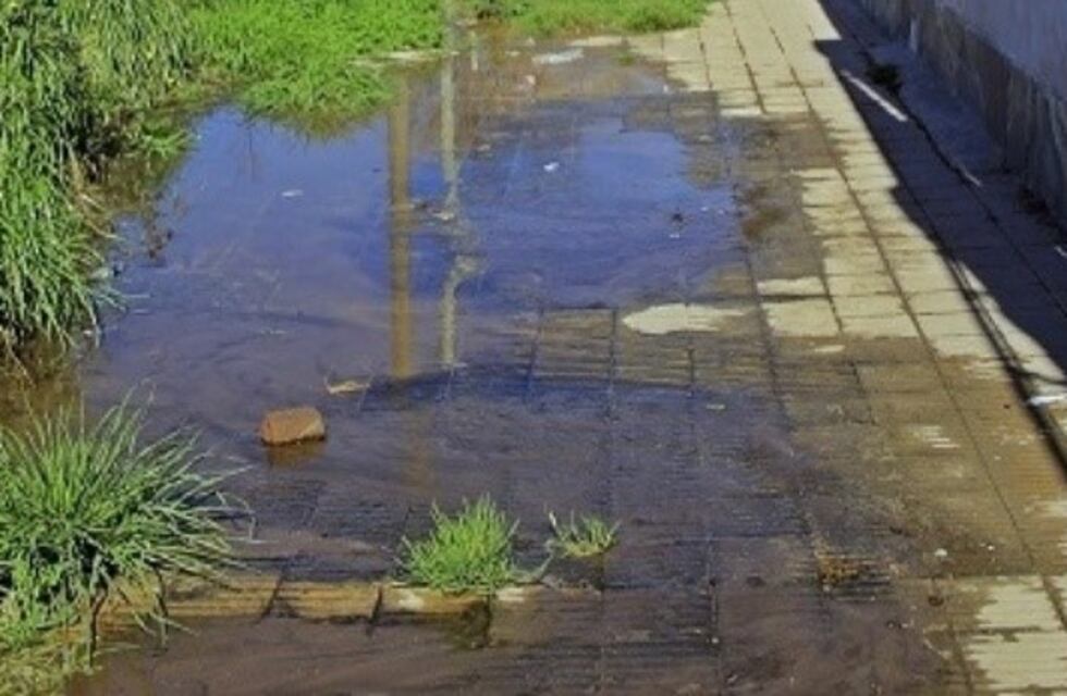 Derrame de aguas y liquidos cloacales en calles de barrio Banco Provincia