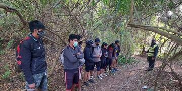 Detectaron a más de 30 bolivianos ingresando al país por un paso clandestino\u002E (Policía de Salta)