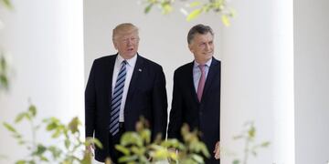 MAC08 WASHINGTON (ESTADOS UNIDOS) 27/04/2017.- El presidente de los Estados Unidos, Donald Trump (i), y su homu00f3logo argentino, Mauricio Macri (d), se dirigen al Despacho Oval de la Casa Blanca, en Washington, Estados Unidos, hoy, 27 de abril de 2017. EFE/Michael Reynolds
