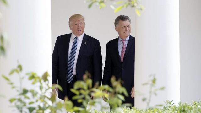 MAC08 WASHINGTON (ESTADOS UNIDOS) 27/04/2017.- El presidente de los Estados Unidos, Donald Trump (i), y su homu00f3logo argentino, Mauricio Macri (d), se dirigen al Despacho Oval de la Casa Blanca, en Washington, Estados Unidos, hoy, 27 de abril de 2017. EFE/Michael Reynolds