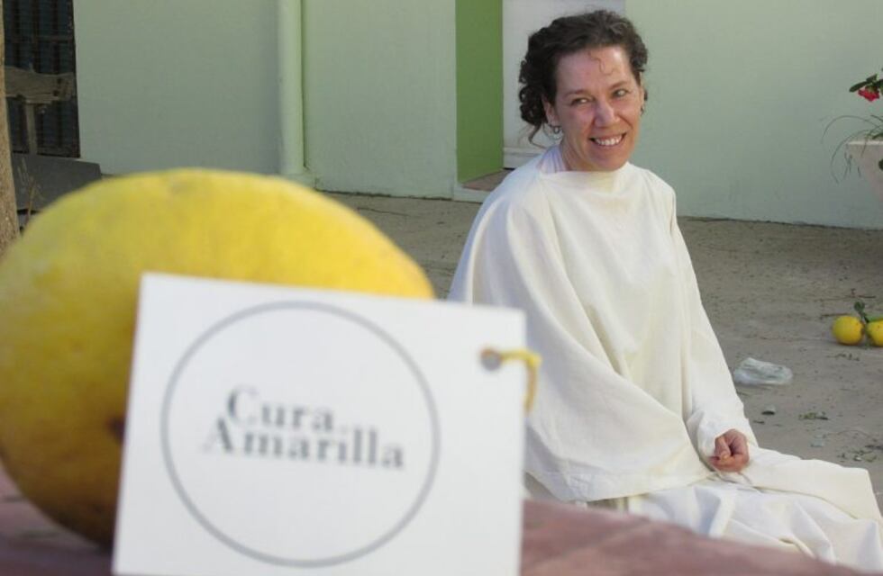 Andrea Nina Moya presentó su obra performática "Cura Amarilla" en Arroyito