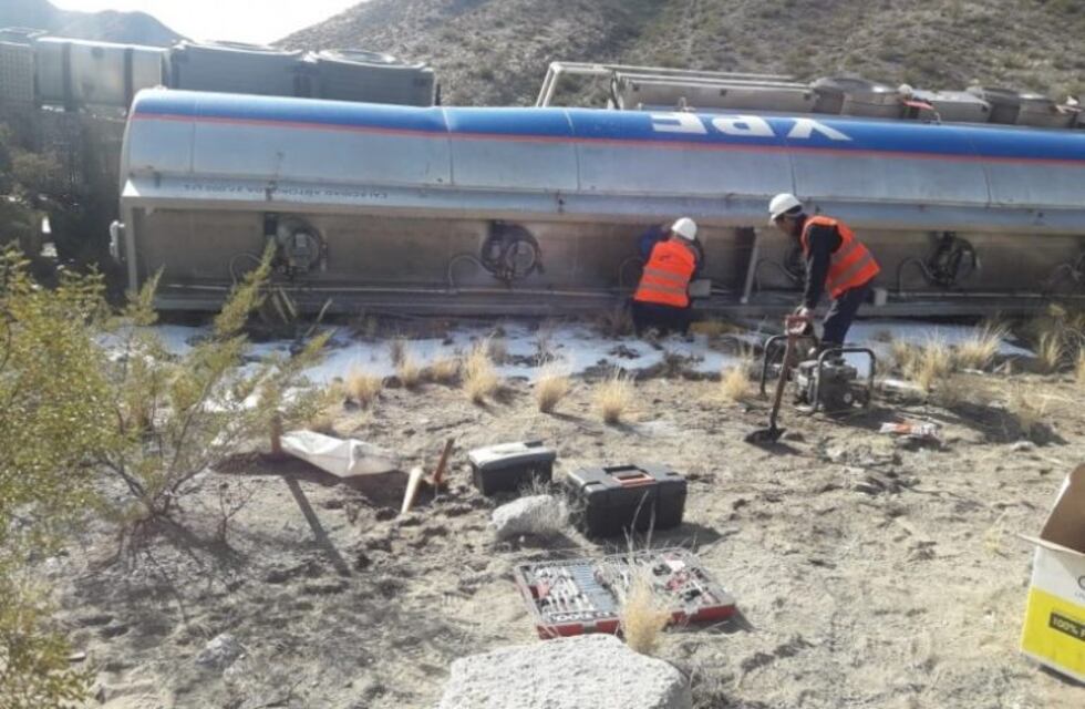 Volcó un camión con 20.000 litros de combustible en una ruta de San Juan