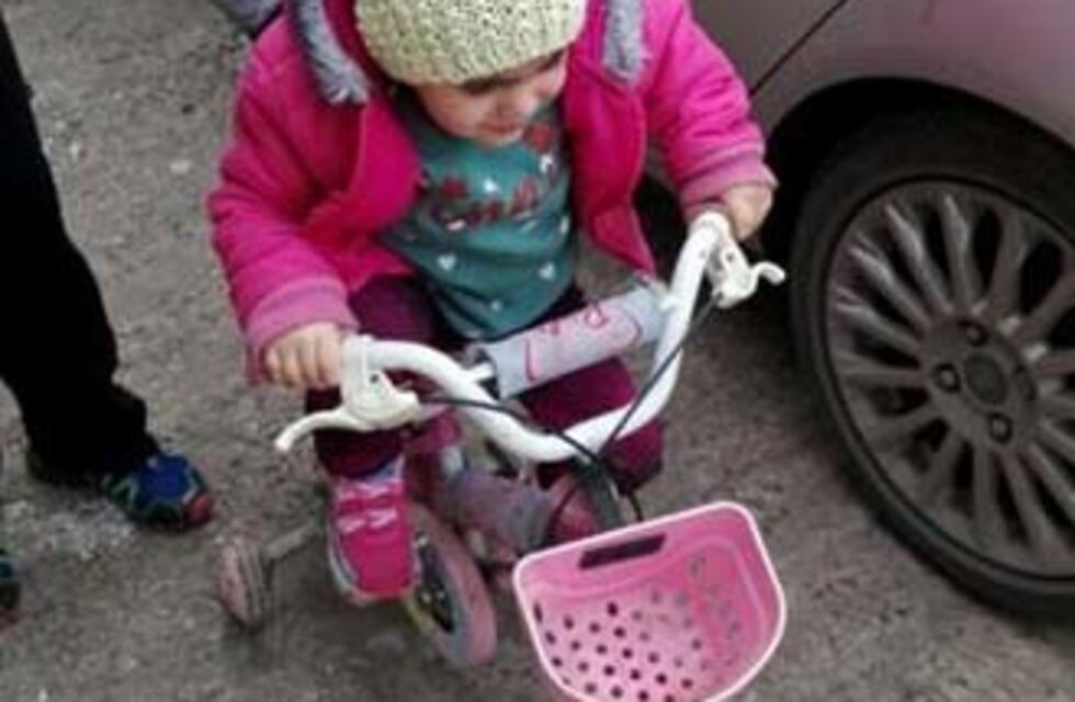 Robaron la bici de una nena con problemas de movilidad y su familia pide desesperada que la devuelvan